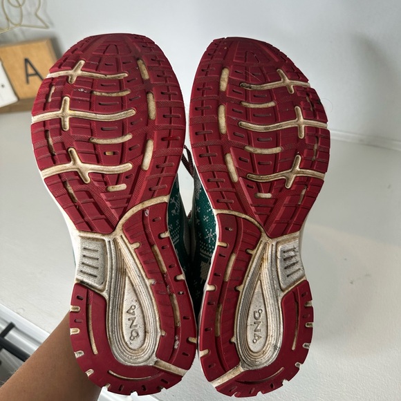 Brooks Revel 3 Ugly Christmas Sweater Running Shoes Snowman Green Mens - Size 11 - Picture 8 of 9